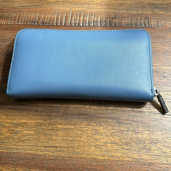 Beautiful Tory Burch blue zippered wallet. Excellent condition - Picture 3 of 6